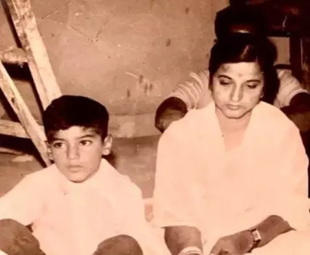 हैलो से अलविदा तक का सफर, बोनी कपूर ने मदर्स डे पर मां को किया याद हैलो से अलविदा तक का सफर, बोनी कपूर ने मदर्स डे पर मां को किया याद
