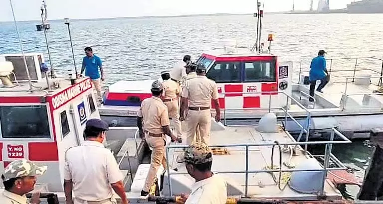 Odisha तट पर सुरक्षा बढ़ाई गई, पारादीप बंदरगाह अलर्ट पर Odisha तट पर सुरक्षा बढ़ाई गई, पारादीप बंदरगाह अलर्ट पर