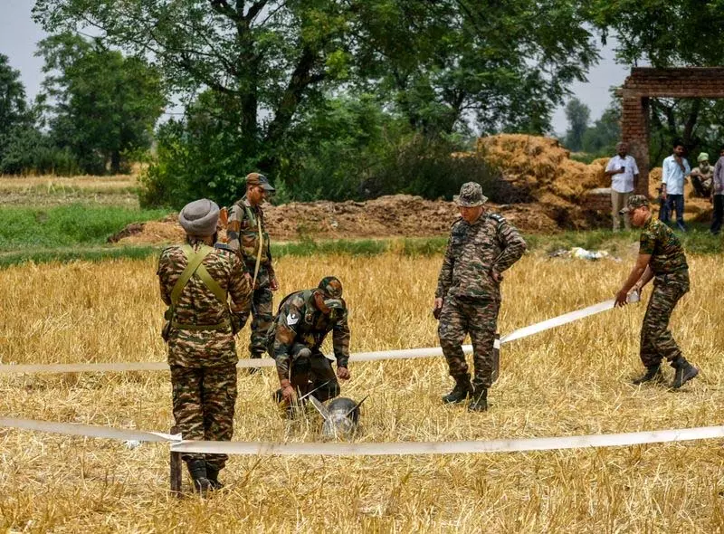 Pakistan ने कुछ ही घंटों में किया संघर्ष विराम का उल्लंघन, श्रीनगर और जम्मू में सुनाई दिए धमाके Pakistan ने कुछ ही घंटों में किया संघर्ष विराम का उल्लंघन, श्रीनगर और जम्मू में सुनाई दिए धमाके