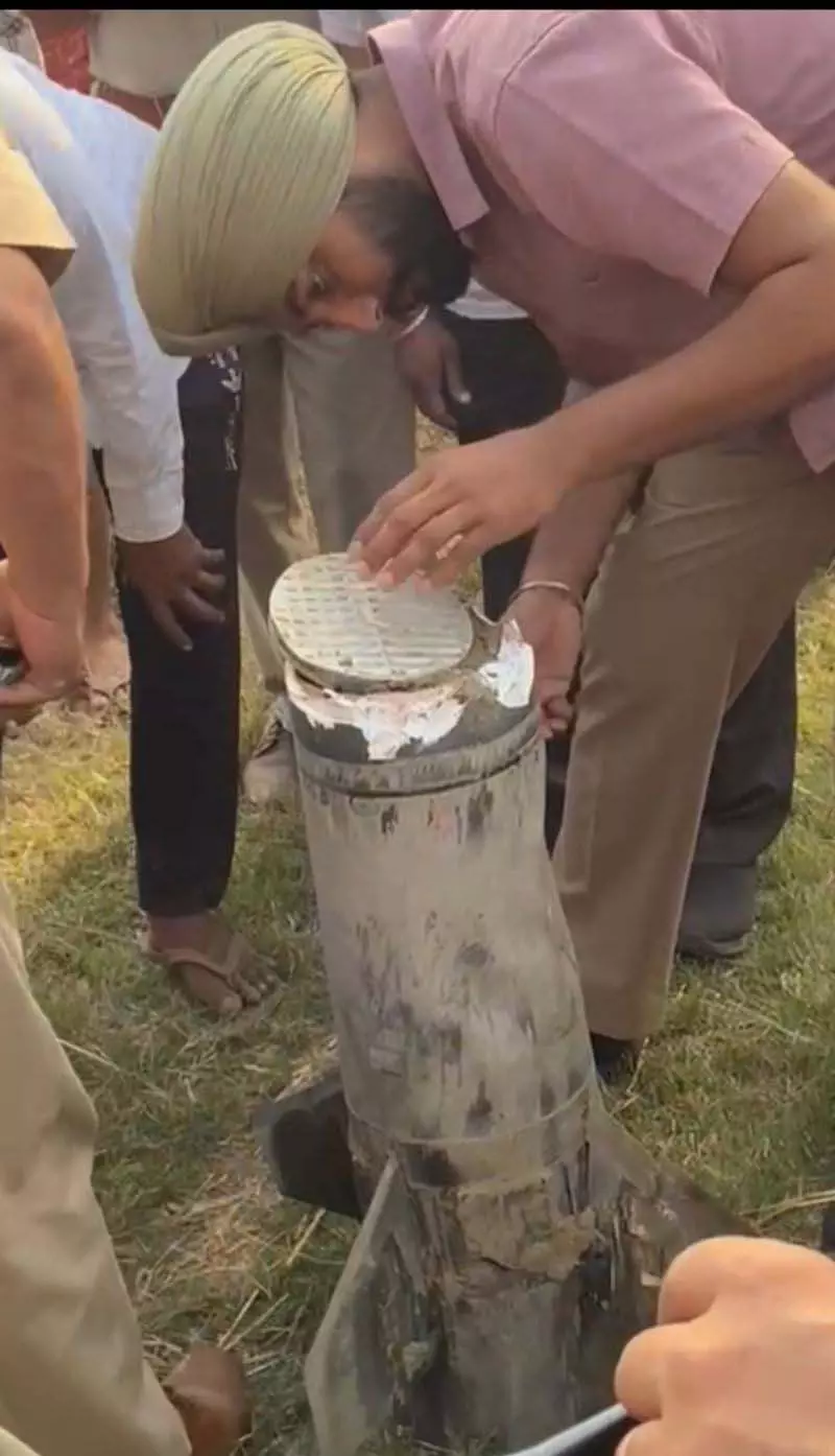 Punjab: कई सीमावर्ती गांवों में ड्रोन के मलबे मिले Punjab: कई सीमावर्ती गांवों में ड्रोन के मलबे मिले