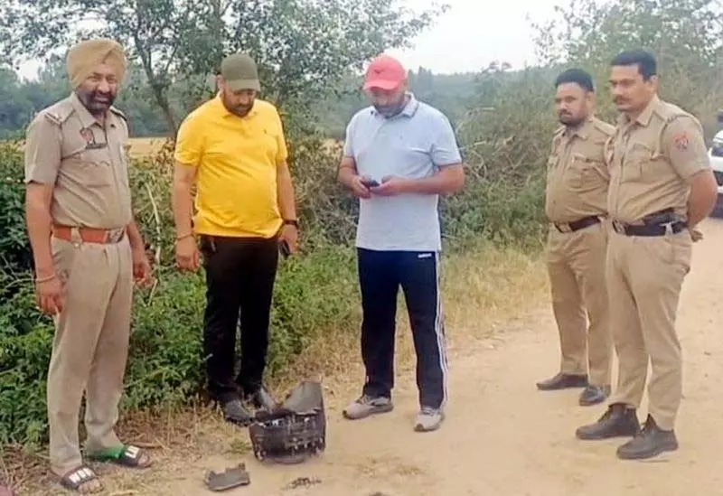 Hoshiarpur जिले के सीकरी गांव के पास ड्रोन गिरा, धूत खुर्द पर मिसाइल Hoshiarpur जिले के सीकरी गांव के पास ड्रोन गिरा, धूत खुर्द पर मिसाइल