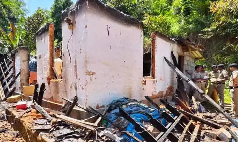 Kerala : आदिमाली में घर में आग लगने से चार लोगों की मौत Kerala : आदिमाली में घर में आग लगने से चार लोगों की मौत