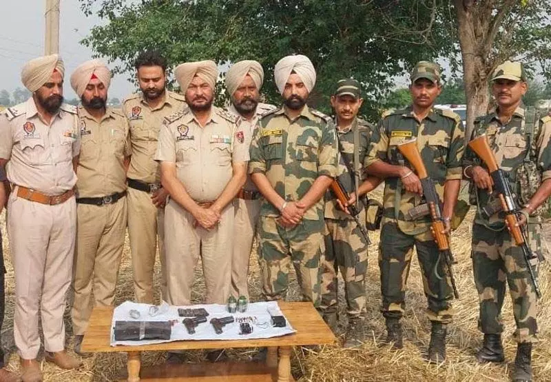 Punjab police ने सीमा पर विस्फोटक, हथियार और गोला-बारूद जब्त किया Punjab police ने सीमा पर विस्फोटक, हथियार और गोला-बारूद जब्त किया