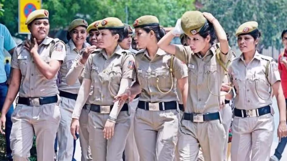 Bareilly: महिला पुलिसकर्मी ने दिखाया संतुलन, मां की ममता और पुलिस की सख्ती दोनों निभाई Bareilly: महिला पुलिसकर्मी ने दिखाया संतुलन, मां की ममता और पुलिस की सख्ती दोनों निभाई