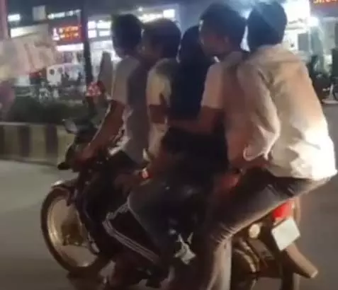 एक टंकी में तो बाकी चार सीट में, बाइक से स्टंटबाजी एक टंकी में तो बाकी चार सीट में, बाइक से स्टंटबाजी