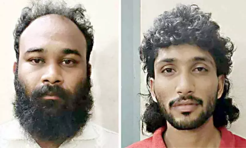 एम्बुलेंस के पीछे शराब की दुकान; दो लोग गिरफ्तार एम्बुलेंस के पीछे शराब की दुकान; दो लोग गिरफ्तार