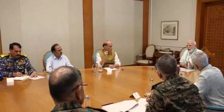 भारत-पाक: प्रधानमंत्री मोदी ने उच्च स्तरीय बैठक की अध्यक्षता की भारत-पाक: प्रधानमंत्री मोदी ने उच्च स्तरीय बैठक की अध्यक्षता की
