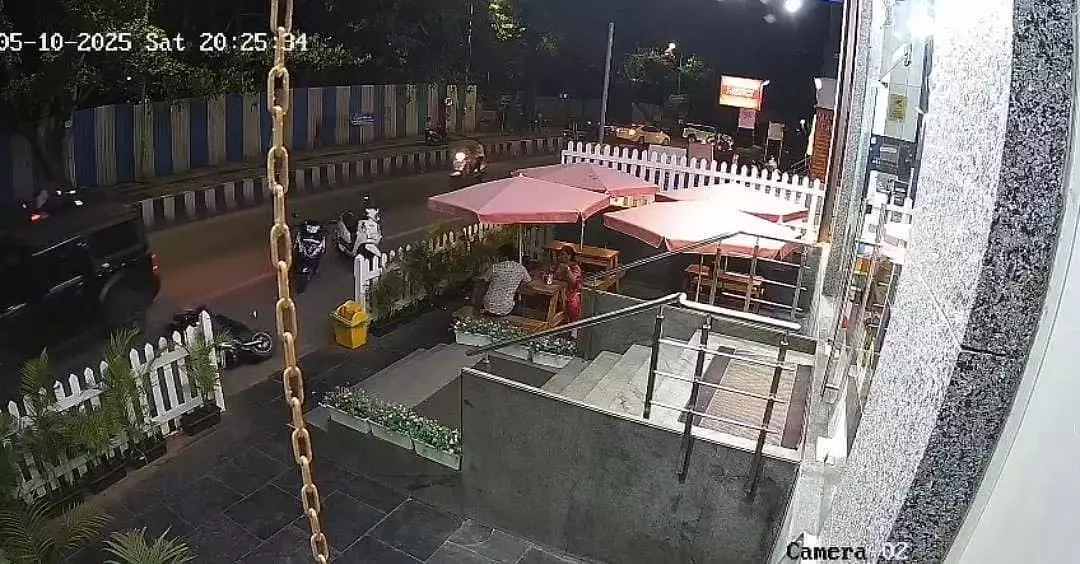 Pune : कोथरुड में थार ड्राइवर ने बच्चों के खेल के मैदान के पास 6 दोपहिया वाहनों को कुचला Pune : कोथरुड में थार ड्राइवर ने बच्चों के खेल के मैदान के पास 6 दोपहिया वाहनों को कुचला