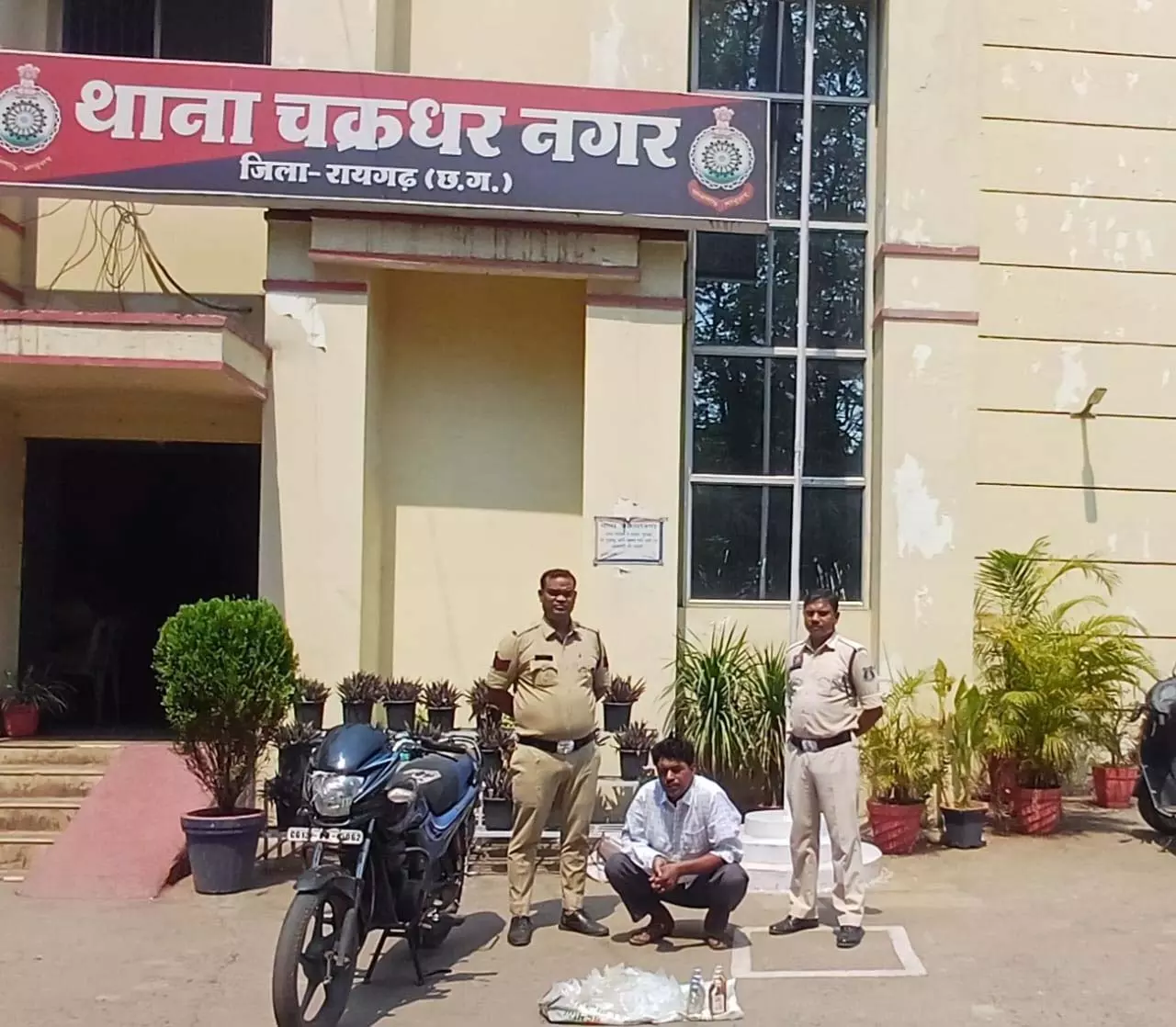 शराब तस्कर गिरफ्तार, सप्लाई करने वाला था ढाबा में शराब तस्कर गिरफ्तार, सप्लाई करने वाला था ढाबा में