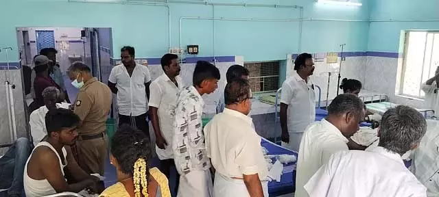 वन्नियार संगम सम्मेलन में लोगों को ले जा रही वैन पलटी, हादसा: 6 घायल वन्नियार संगम सम्मेलन में लोगों को ले जा रही वैन पलटी, हादसा: 6 घायल
