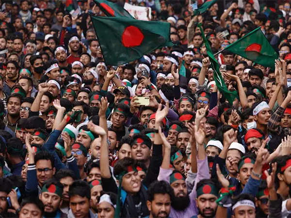 Bangladesh की अंतरिम सरकार ने अवामी लीग पर प्रतिबंध लगाया Bangladesh की अंतरिम सरकार ने अवामी लीग पर प्रतिबंध लगाया