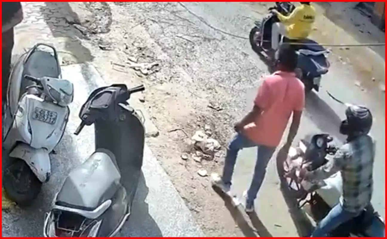 लूट का LIVE वीडियो, पुलिस ने मुठभेड़ के बाद आरोपी को दबोचा लूट का LIVE वीडियो, पुलिस ने मुठभेड़ के बाद आरोपी को दबोचा