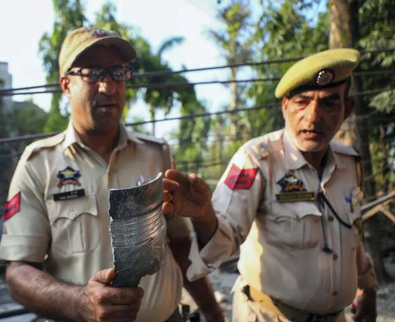 J&K सरकार ने गोलीबारी में मारे गए लोगों के परिजनों को 10 लाख रुपये देने की घोषणा की J&K सरकार ने गोलीबारी में मारे गए लोगों के परिजनों को 10 लाख रुपये देने की घोषणा की