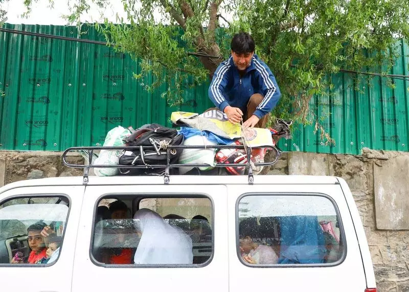 पाक गोलीबारी के मद्देनजर Kashmir के तीन सीमावर्ती जिलों के ग्रामीण सुरक्षित इलाकों में चले गए पाक गोलीबारी के मद्देनजर Kashmir के तीन सीमावर्ती जिलों के ग्रामीण सुरक्षित इलाकों में चले गए