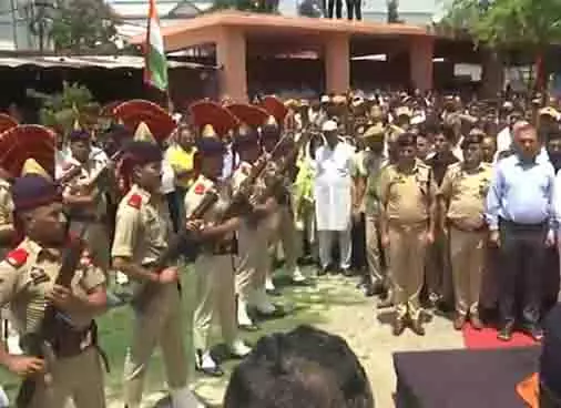 सीमा पार से गोलीबारी में शहीद हुए ADDC राज कुमार थापा को अंतिम श्रद्धांजलि दी गई सीमा पार से गोलीबारी में शहीद हुए ADDC राज कुमार थापा को अंतिम श्रद्धांजलि दी गई