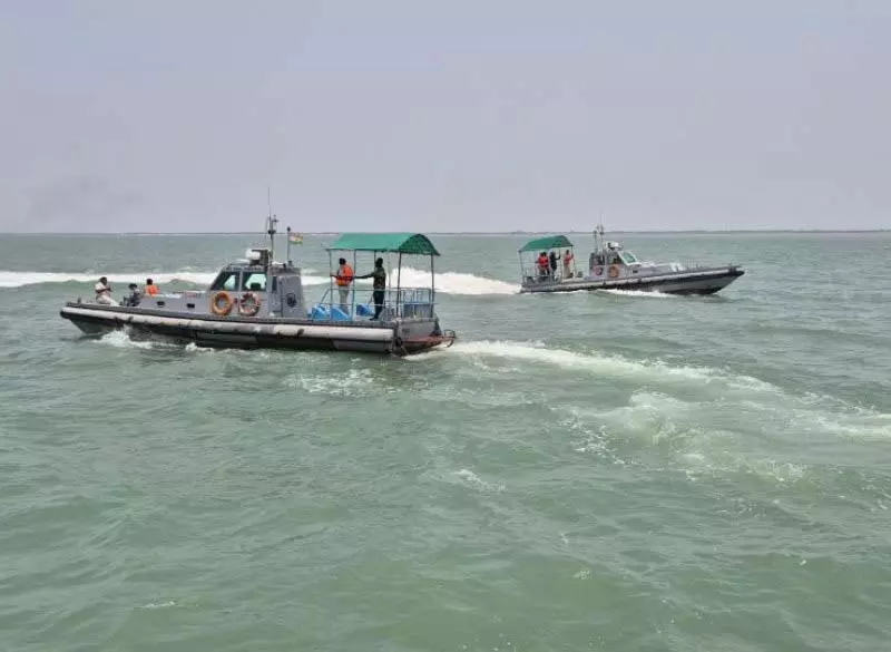 युद्ध विराम के बावजूद Bengal में सतर्कता बरकरार, जमीन और समुद्र पर सीमा पर गश्त बढ़ाई युद्ध विराम के बावजूद Bengal में सतर्कता बरकरार, जमीन और समुद्र पर सीमा पर गश्त बढ़ाई