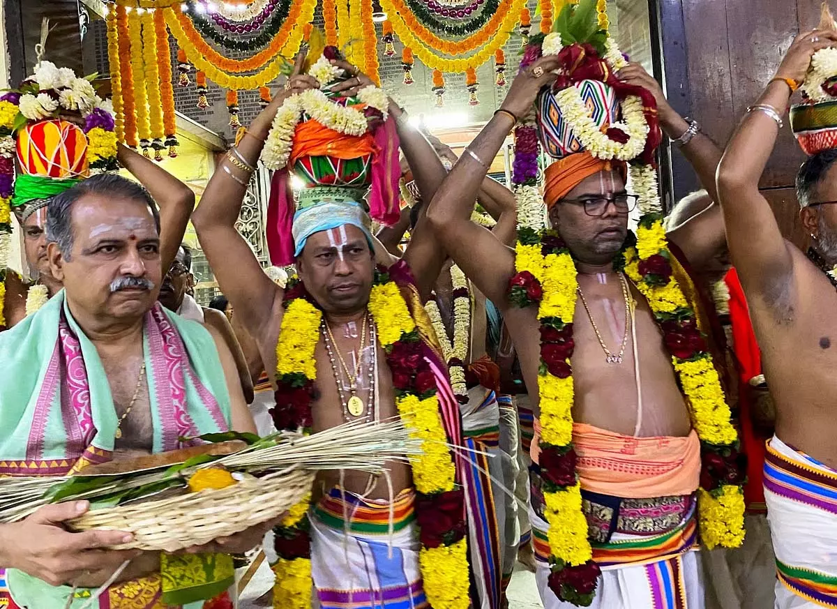 102 साल पुराने अष्टिका समाज मंदिर में पांच दिवसीय अनुष्ठान के तहत देवताओं की प्राण प्रतिष्ठा की गई 102 साल पुराने अष्टिका समाज मंदिर में पांच दिवसीय अनुष्ठान के तहत देवताओं की प्राण प्रतिष्ठा की गई