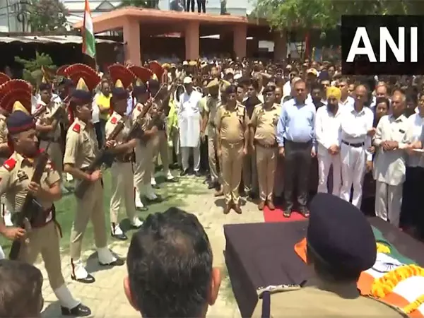 सीमा पार से गोलाबारी में शहीद हुए ADDC राज कुमार थापा को अंतिम श्रद्धांजलि दी गई सीमा पार से गोलाबारी में शहीद हुए ADDC राज कुमार थापा को अंतिम श्रद्धांजलि दी गई