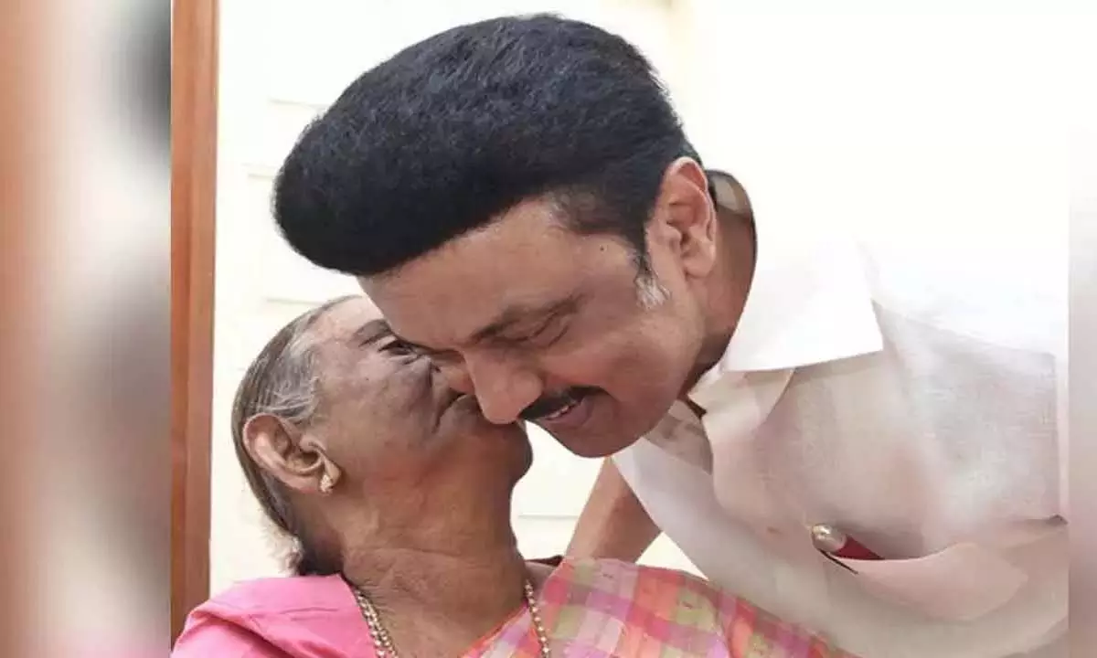 तमिलनाडु के राज्यपाल और मुख्यमंत्री स्टालिन ने मातृ दिवस पर शुभकामनाएं दीं तमिलनाडु के राज्यपाल और मुख्यमंत्री स्टालिन ने मातृ दिवस पर शुभकामनाएं दीं