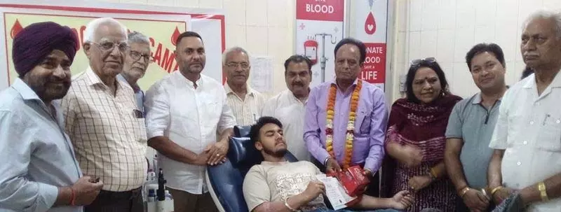 Jalandhar: रेड क्रॉस सोसायटी द्वारा आयोजित शिविर में 31 यूनिट रक्त एकत्रित किया Jalandhar: रेड क्रॉस सोसायटी द्वारा आयोजित शिविर में 31 यूनिट रक्त एकत्रित किया