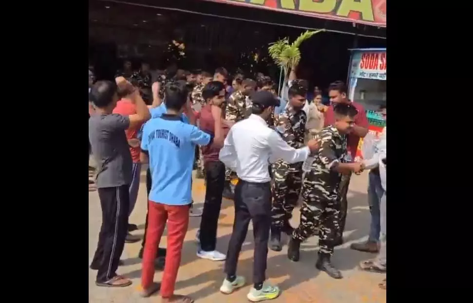 ढाबे पर खाना खाने रूके फौजियों का लोगों ने ऐसे किया स्वागत, देखकर आप भी खुश हो जाएंगे ढाबे पर खाना खाने रूके फौजियों का लोगों ने ऐसे किया स्वागत, देखकर आप भी खुश हो जाएंगे