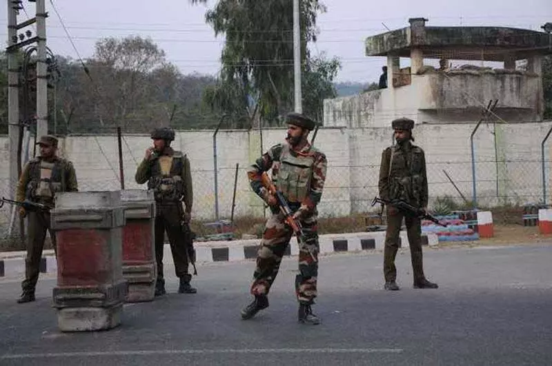 Jammu में सेना के एक जवान ने शिविर के पास संदिग्ध गतिविधि देखी Jammu में सेना के एक जवान ने शिविर के पास संदिग्ध गतिविधि देखी