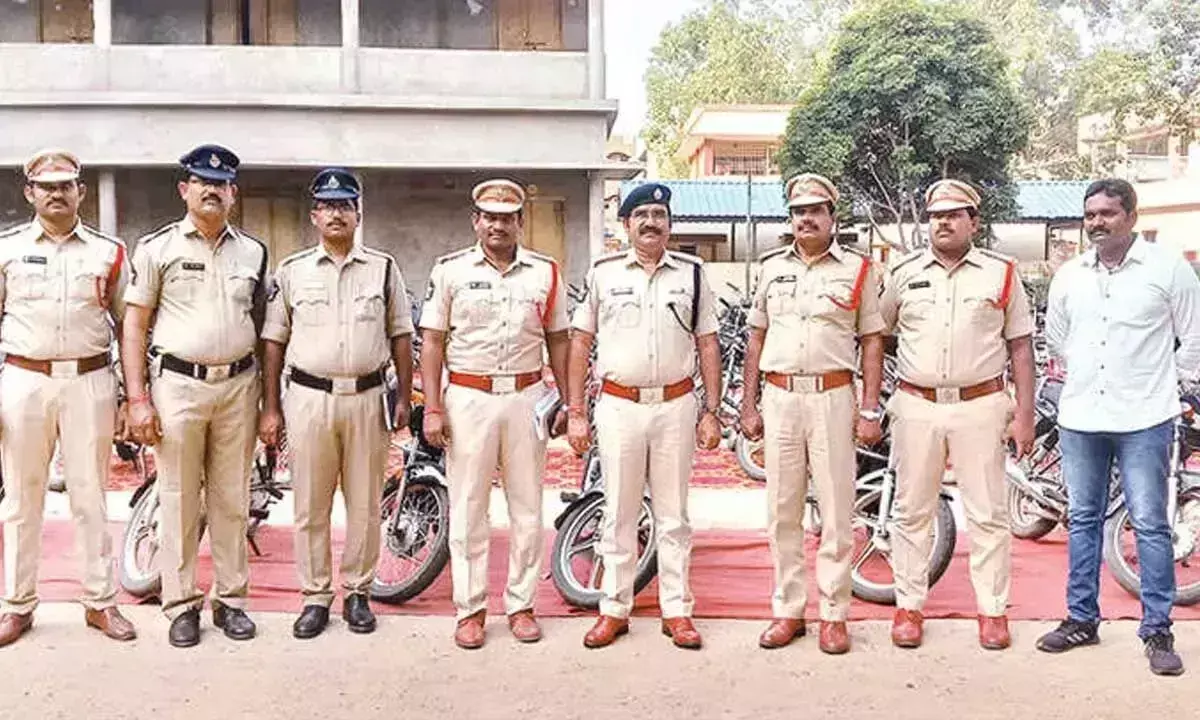 Andhra: बाइक चोर गिरफ्तार, 50 वाहन बरामद Andhra: बाइक चोर गिरफ्तार, 50 वाहन बरामद