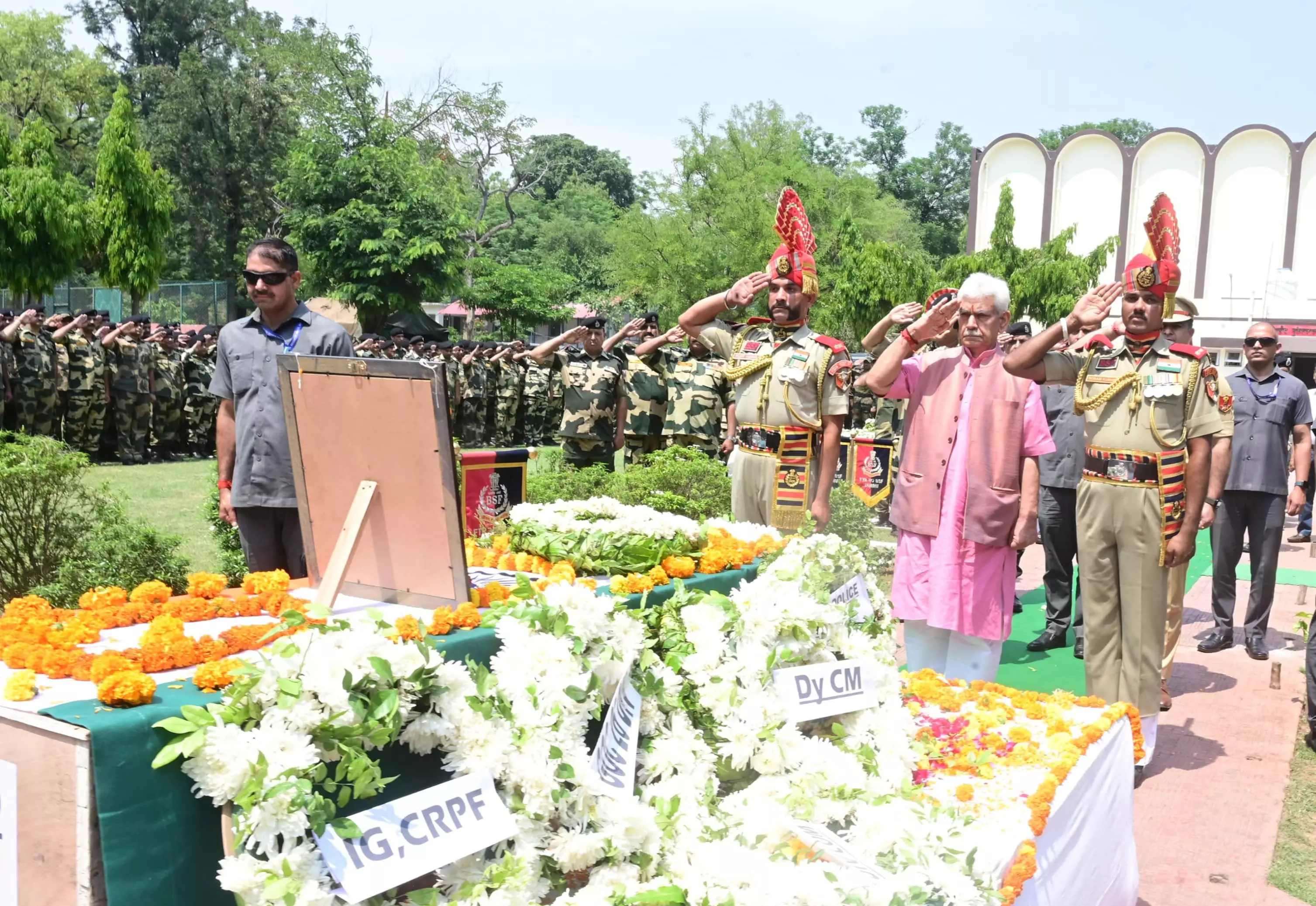 उपराज्यपाल मनोज सिन्हा ने सब-इंस्पेक्टर मोहम्मद इम्तियाज को दी श्रद्धांजलि, पाकिस्तानी गोलाबारी में हुए थे शहीद उपराज्यपाल मनोज सिन्हा ने सब-इंस्पेक्टर मोहम्मद इम्तियाज को दी श्रद्धांजलि, पाकिस्तानी गोलाबारी में हुए थे शहीद