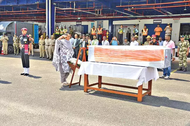 Andhra : मुरली नायक का पार्थिव शरीर उनके गृहनगर पहुंचाया गया Andhra : मुरली नायक का पार्थिव शरीर उनके गृहनगर पहुंचाया गया