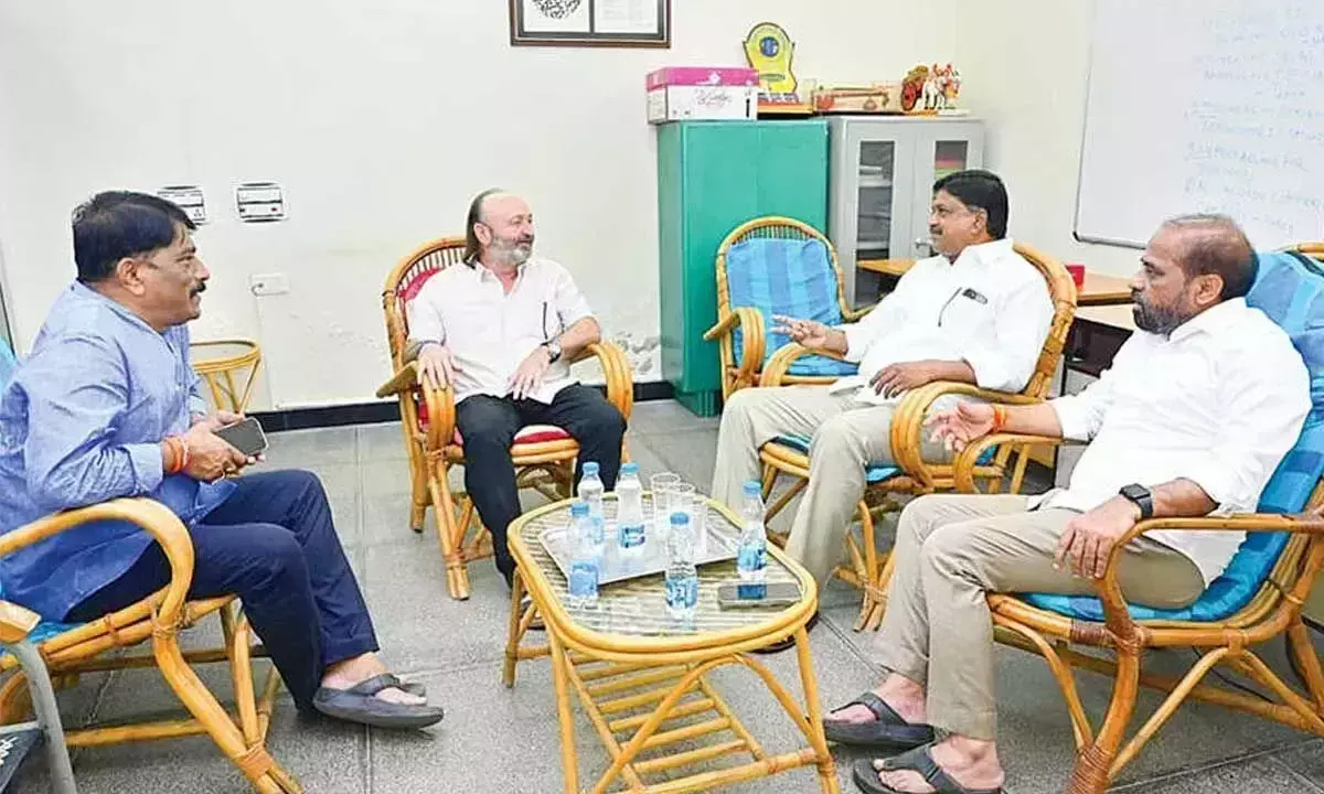 Andhra: मंत्रियों ने आरडीटी निदेशक के साथ मानवीय सेवाओं पर चर्चा की Andhra: मंत्रियों ने आरडीटी निदेशक के साथ मानवीय सेवाओं पर चर्चा की
