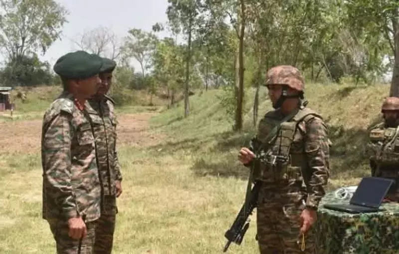 Jammu में सैन्य शिविर के बाहर संदिग्ध आतंकवादी के साथ मुठभेड़ में एक सैनिक घायल Jammu में सैन्य शिविर के बाहर संदिग्ध आतंकवादी के साथ मुठभेड़ में एक सैनिक घायल