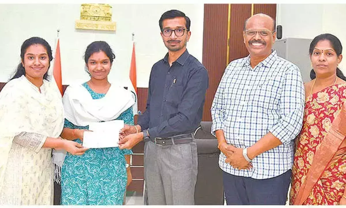 Andhra: प्रधानमंत्री कोष में दान सराहनीय: कलेक्टर Andhra: प्रधानमंत्री कोष में दान सराहनीय: कलेक्टर