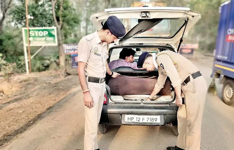 पंजाब-हरियाणा बॉर्डर पर नाकाबंदी, रातभर एसपी-डीएसपी-एसएचओ कर रहे गश्त पंजाब-हरियाणा बॉर्डर पर नाकाबंदी, रातभर एसपी-डीएसपी-एसएचओ कर रहे गश्त