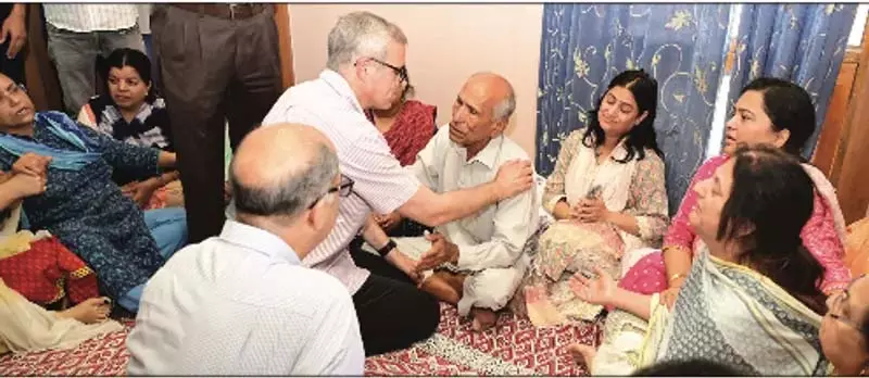 CM उमर अब्दुल्ला ने शहीद अधिकारी राज कुमार थापा के परिवार से मुलाकात की CM उमर अब्दुल्ला ने शहीद अधिकारी राज कुमार थापा के परिवार से मुलाकात की