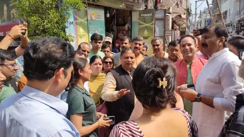भाजपा नेताओं ने Jammu में गोलाबारी प्रभावित इलाकों और अस्पताल का दौरा किया भाजपा नेताओं ने Jammu में गोलाबारी प्रभावित इलाकों और अस्पताल का दौरा किया