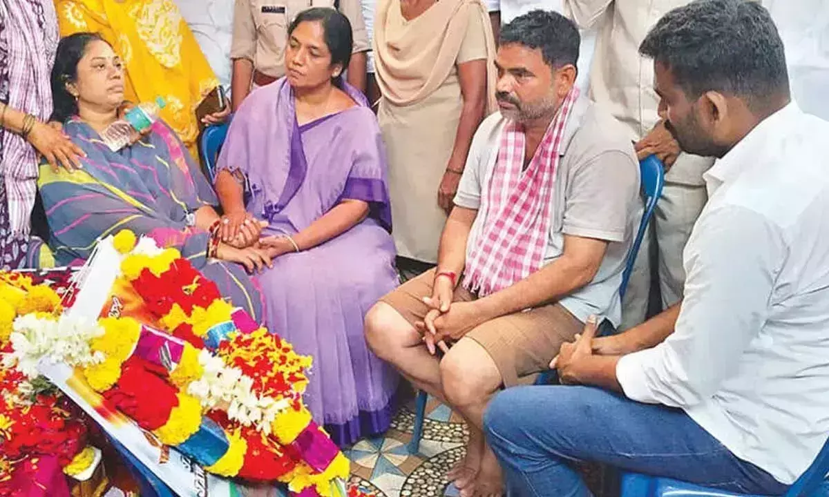 Andhra: जवान मुरली नाइक को श्रद्धांजलि दी गई Andhra: जवान मुरली नाइक को श्रद्धांजलि दी गई