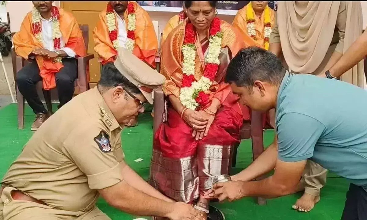Andhra: कुरनूल जिला पुलिस ने सीमा पर सेवारत सैनिकों के माता-पिता को सम्मानित किया Andhra: कुरनूल जिला पुलिस ने सीमा पर सेवारत सैनिकों के माता-पिता को सम्मानित किया