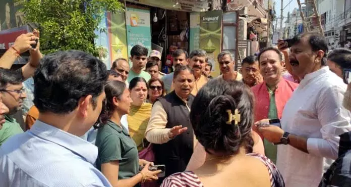 GMC नेताओं ने गोलाबारी प्रभावित इलाकों का दौरा किया, जीएमसी में घायलों से मुलाकात की GMC नेताओं ने गोलाबारी प्रभावित इलाकों का दौरा किया, जीएमसी में घायलों से मुलाकात की