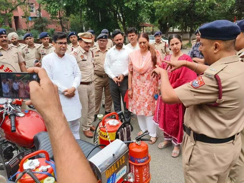 Chandigarh मेयर ने सेक्टर 32 फायर स्टेशन का निरीक्षण किया Chandigarh मेयर ने सेक्टर 32 फायर स्टेशन का निरीक्षण किया