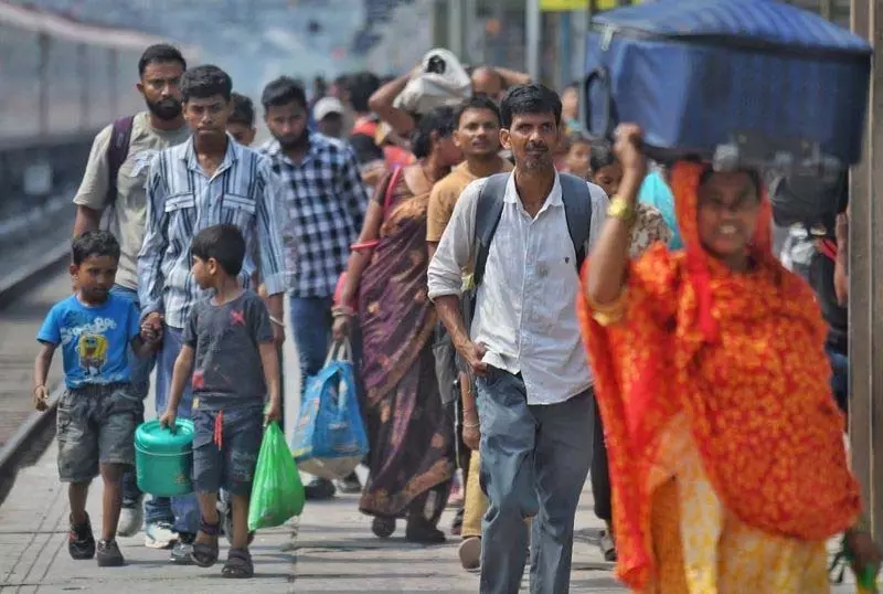Ludhiana: अनिश्चितता के बीच प्रवासी अपने मूल स्थानों को लौट रहे Ludhiana: अनिश्चितता के बीच प्रवासी अपने मूल स्थानों को लौट रहे