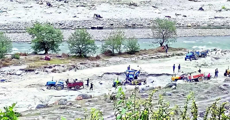 Himachal: ग्रामीणों ने खनन माफिया को ब्यास नदी से खदेड़ा, पारिस्थितिकी को नुकसान का हवाला दिया Himachal: ग्रामीणों ने खनन माफिया को ब्यास नदी से खदेड़ा, पारिस्थितिकी को नुकसान का हवाला दिया