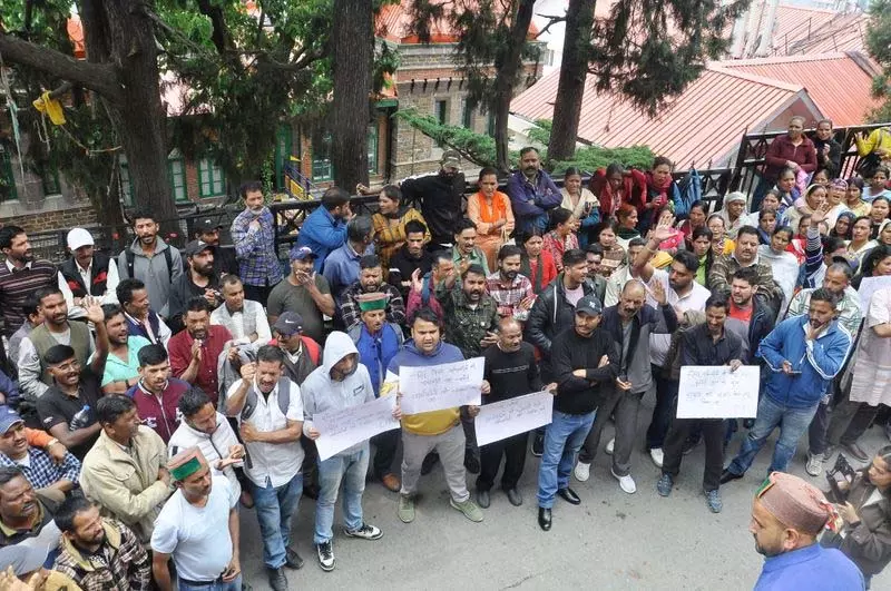 Himachal: सफाई कर्मचारियों ने 10% वेतन वृद्धि रोकने के लिए विरोध प्रदर्शन किया Himachal: सफाई कर्मचारियों ने 10% वेतन वृद्धि रोकने के लिए विरोध प्रदर्शन किया