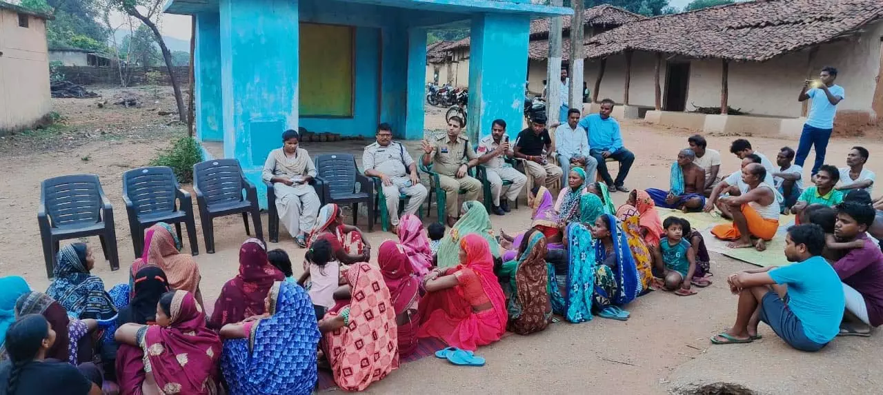 पूंजीपथरा पुलिस ने लगाया चौपाल पूंजीपथरा पुलिस ने लगाया चौपाल