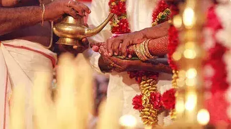 Malappuram: दुल्हन ने शादी के बाद रचाया ड्रामा, पति के पीछे प्रेमी संग हुई फरार Malappuram: दुल्हन ने शादी के बाद रचाया ड्रामा, पति के पीछे प्रेमी संग हुई फरार