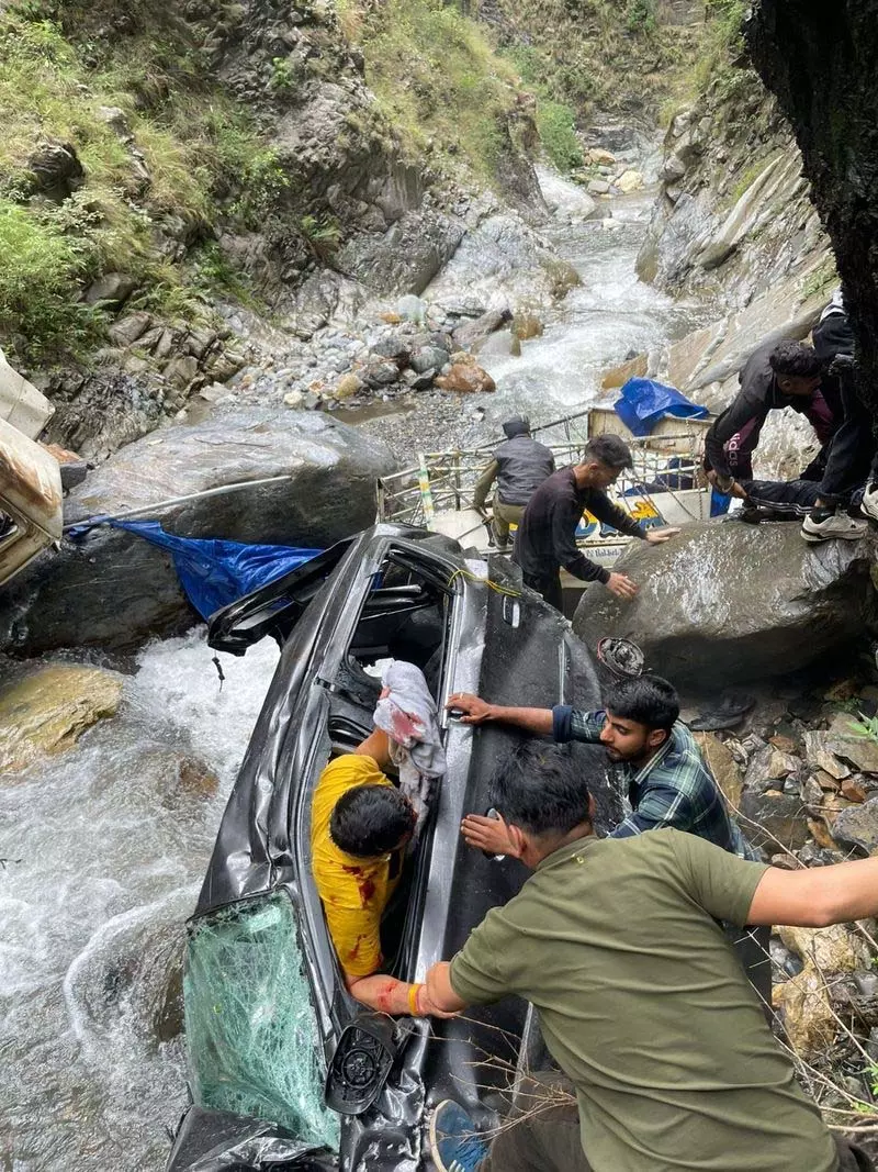 Himachal: टक्कर के बाद वाहन नाले में गिरे, दो घायल Himachal: टक्कर के बाद वाहन नाले में गिरे, दो घायल