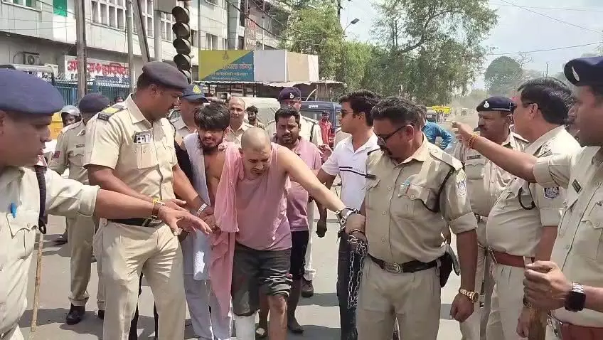 जुबैर मौलाना और उसके छर्रों का भोपाल पुलिस ने निकाला जुलूस, देखें VIDEO... जुबैर मौलाना और उसके छर्रों का भोपाल पुलिस ने निकाला जुलूस, देखें VIDEO...