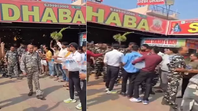 दिल को छू लेने वाला भाव: LOC पर जा रहे भारतीय सैनिकों पर नागरिकों ने बरसाए फूल, वीडियो वायरल दिल को छू लेने वाला भाव: LOC पर जा रहे भारतीय सैनिकों पर नागरिकों ने बरसाए फूल, वीडियो वायरल