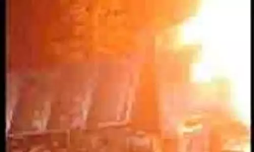 Bihar : ट्रक से टक्कर के बाद हाइवा में लगी आग, जिंदा जला ड्राइवर Bihar : ट्रक से टक्कर के बाद हाइवा में लगी आग, जिंदा जला ड्राइवर