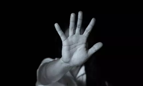 Palghar : शादी का झांसा देकर किशोरी से बार-बार बलात्कार करने के आरोप में व्यक्ति पर मामला दर्ज Palghar : शादी का झांसा देकर किशोरी से बार-बार बलात्कार करने के आरोप में व्यक्ति पर मामला दर्ज