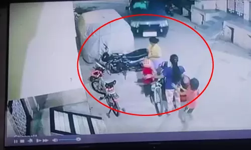 कार का LIVE वीडियो, महिला समेत 4 बच्चों को रौंदा, मच गई चीख पुकार
